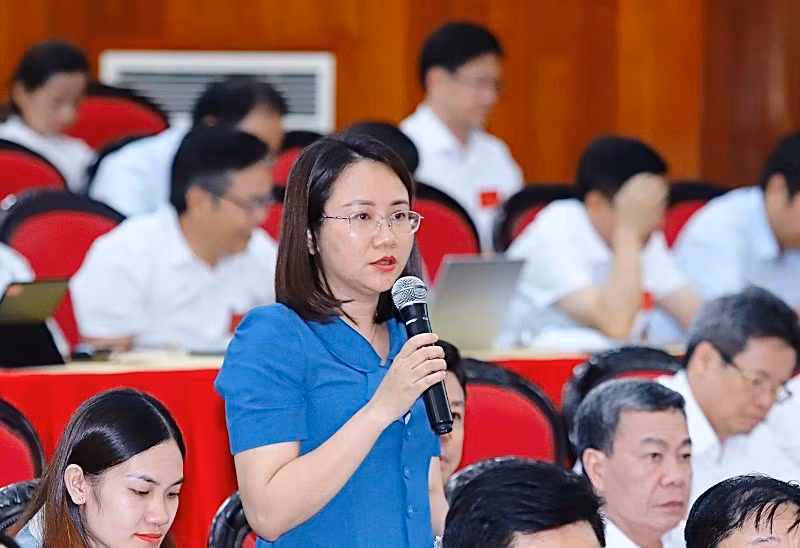 Đại biểu Hội đồng nhân dân tỉnh chất vấn lãnh đạo Sở Khoa học và Công nghệ tỉnh Thanh Hóa.