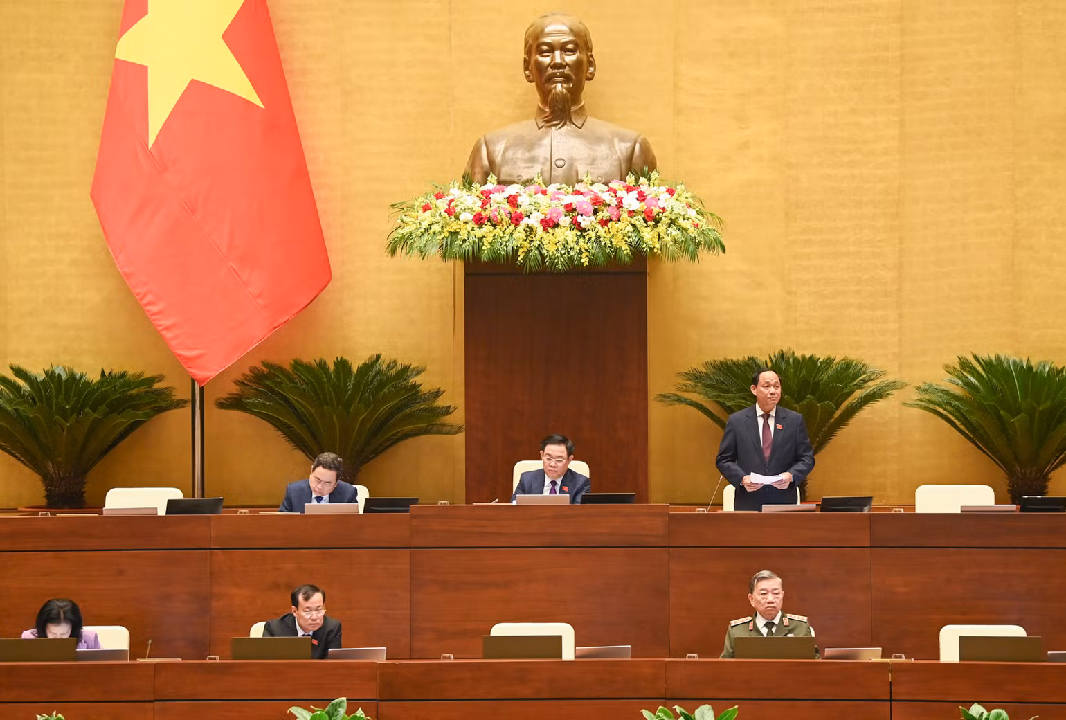 Phó Chủ tịch Quốc hội Trần Quang Phương điều hành phiên thảo luận sáng 25/10. (Ảnh: DUY LINH)