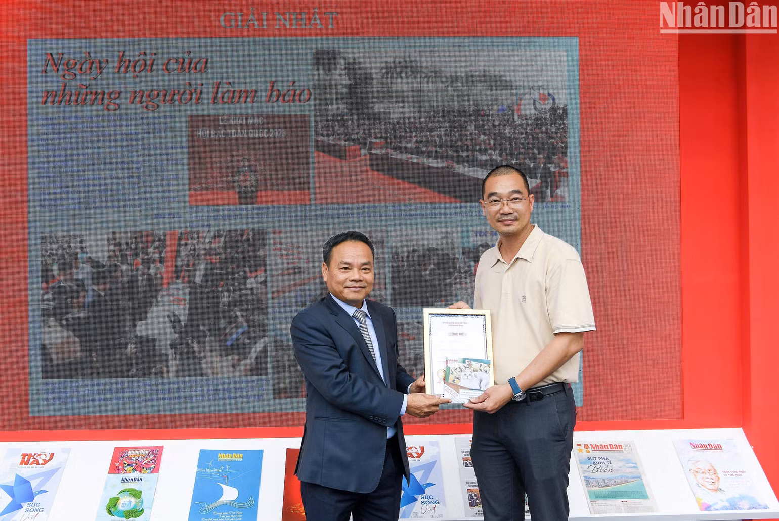 Đồng chí Đinh Như Hoan, Phó Tổng Biên tập Báo Nhân Dân, Chủ tịch Liên Chi hội nhà báo Báo Nhân Dân trao giải Nhất cho tác giả Trần Huấn. (Ảnh: THÀNH ĐẠT) Đồng chí Đinh Như Hoan, Phó Tổng Biên tập Báo Nhân Dân, Chủ tịch Liên Chi hội nhà báo Báo Nhân Dân trao giải Nhất cho tác giả Trần Huấn. (Ảnh: THÀNH ĐẠT)