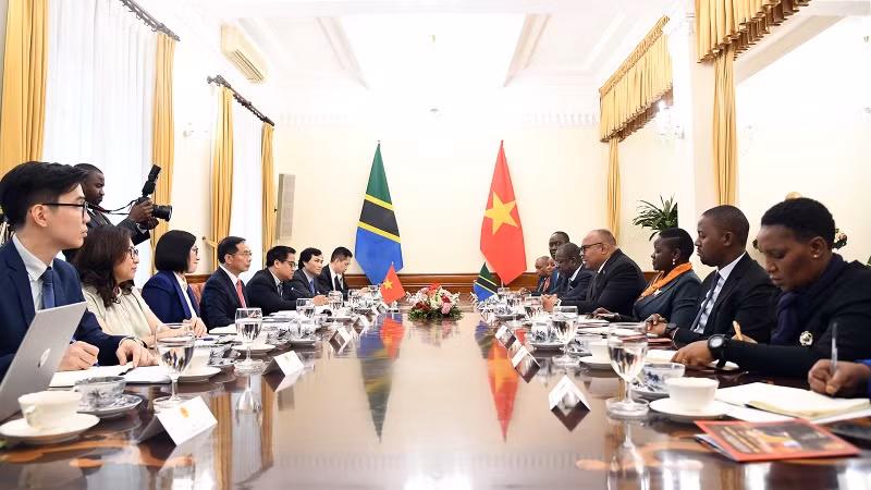 Phó Thủ tướng, Bộ trưởng Ngoại giao Bùi Thanh Sơn hội đàm với Bộ trưởng Ngoại giao và Hợp tác Đông Phi nước Cộng hòa thống nhất Tanzania Mahmoud Thabit Kombo. (Ảnh: VGP) Phó Thủ tướng, Bộ trưởng Ngoại giao Bùi Thanh Sơn hội đàm với Bộ trưởng Ngoại giao và Hợp tác Đông Phi nước Cộng hòa thống nhất Tanzania Mahmoud Thabit Kombo. (Ảnh: VGP)