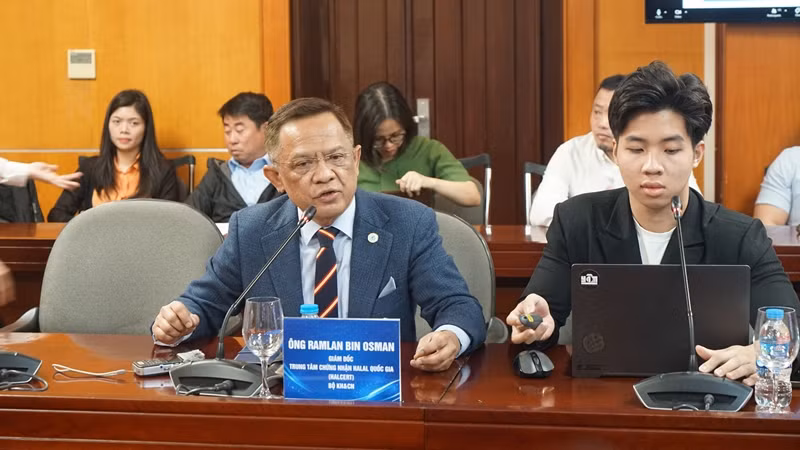 Ông Ramlan Bin Osman - Giám đốc Trung tâm Chứng nhận Halal quốc gia phát biểu. (Ảnh: TRUNG HƯNG)