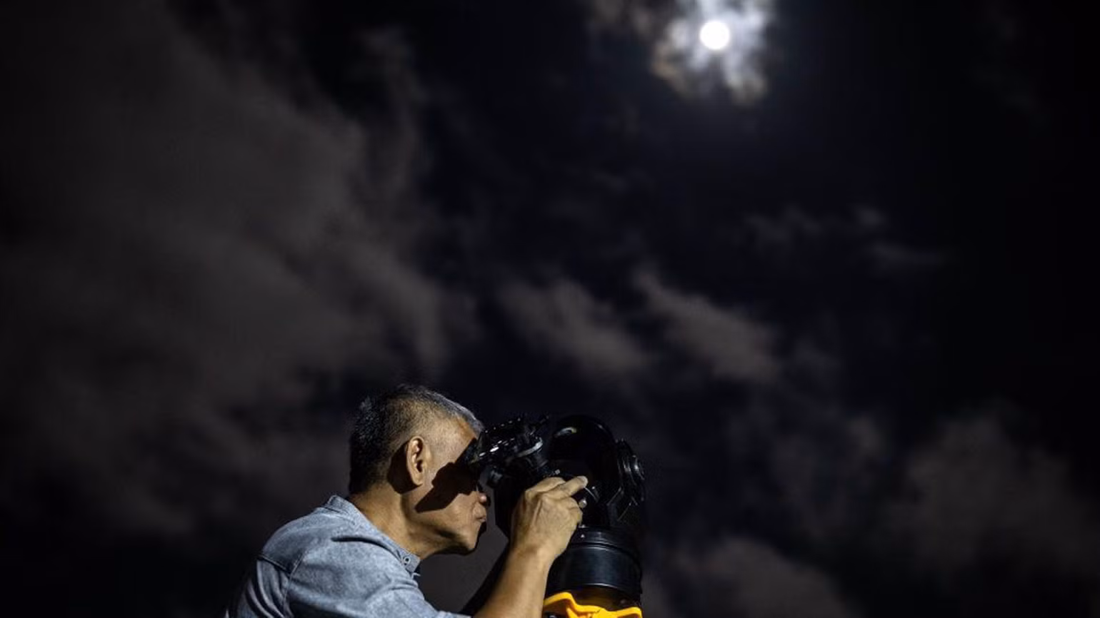 Quan sát siêu trăng ở Indonesia. (Ảnh: Getty Images)