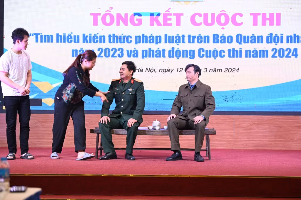 Tiểu phẩm tuyên truyền phổ biến pháp luật tại buổi lễ. (Ảnh: TRUNG HƯNG) Tiểu phẩm tuyên truyền phổ biến pháp luật tại buổi lễ. (Ảnh: TRUNG HƯNG)