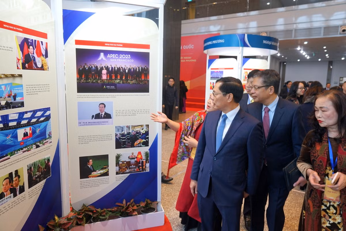 Bộ trưởng Ngoại giao Bùi Thanh Sơn cùng các đại biểu tham quan triển lãm giới thiệu về thành tựu công tác đối ngoại và đối ngoại địa phương bên lề hội nghị. (Ảnh: TRUNG HƯNG) Bộ trưởng Ngoại giao Bùi Thanh Sơn cùng các đại biểu tham quan triển lãm giới thiệu về thành tựu công tác đối ngoại và đối ngoại địa phương bên lề hội nghị. (Ảnh: TRUNG HƯNG)
