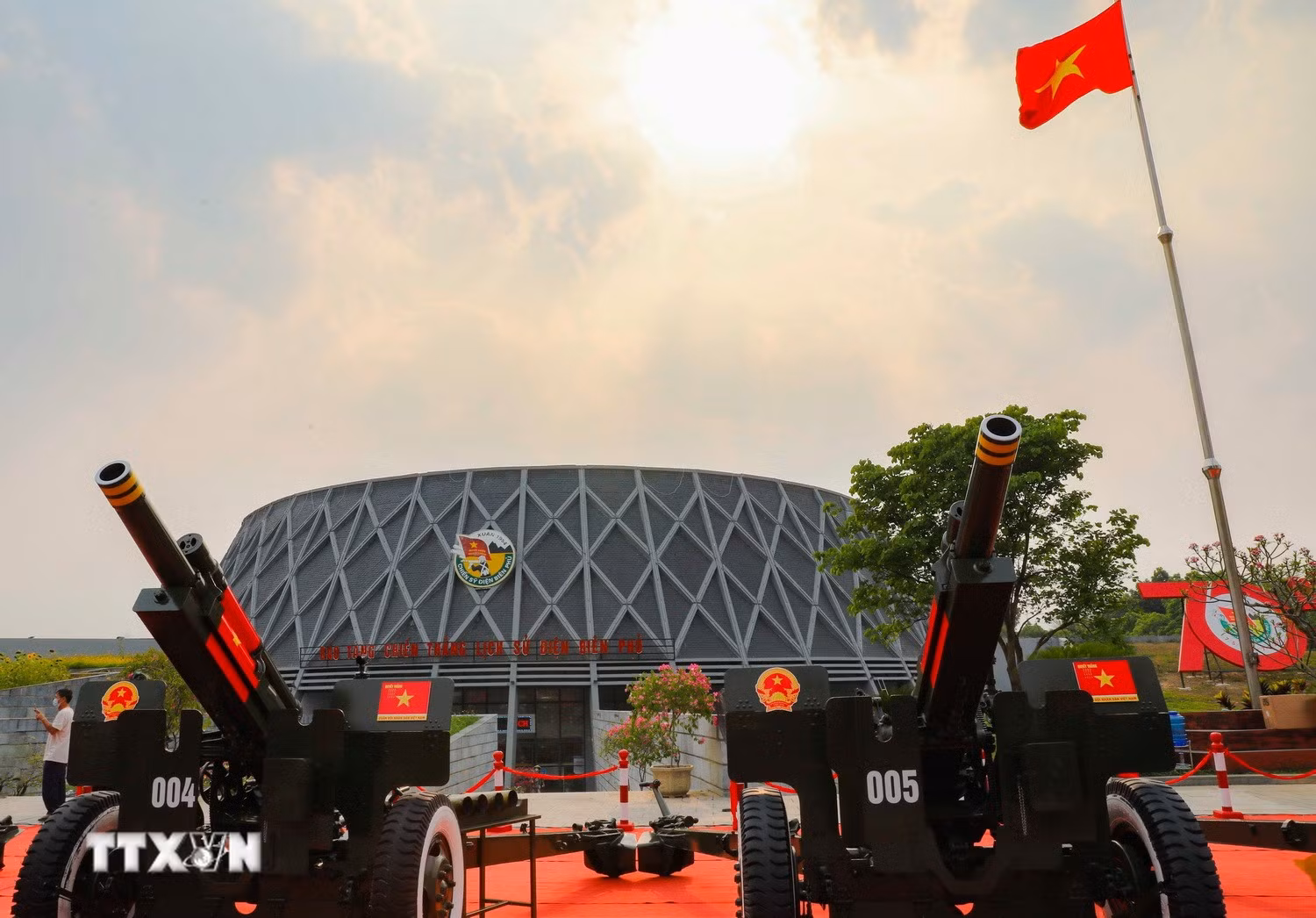 Dàn pháo lễ 105mm đặt tại khuôn viên Bảo tàng Chiến thắng lịch sử Điện Biên Phủ.