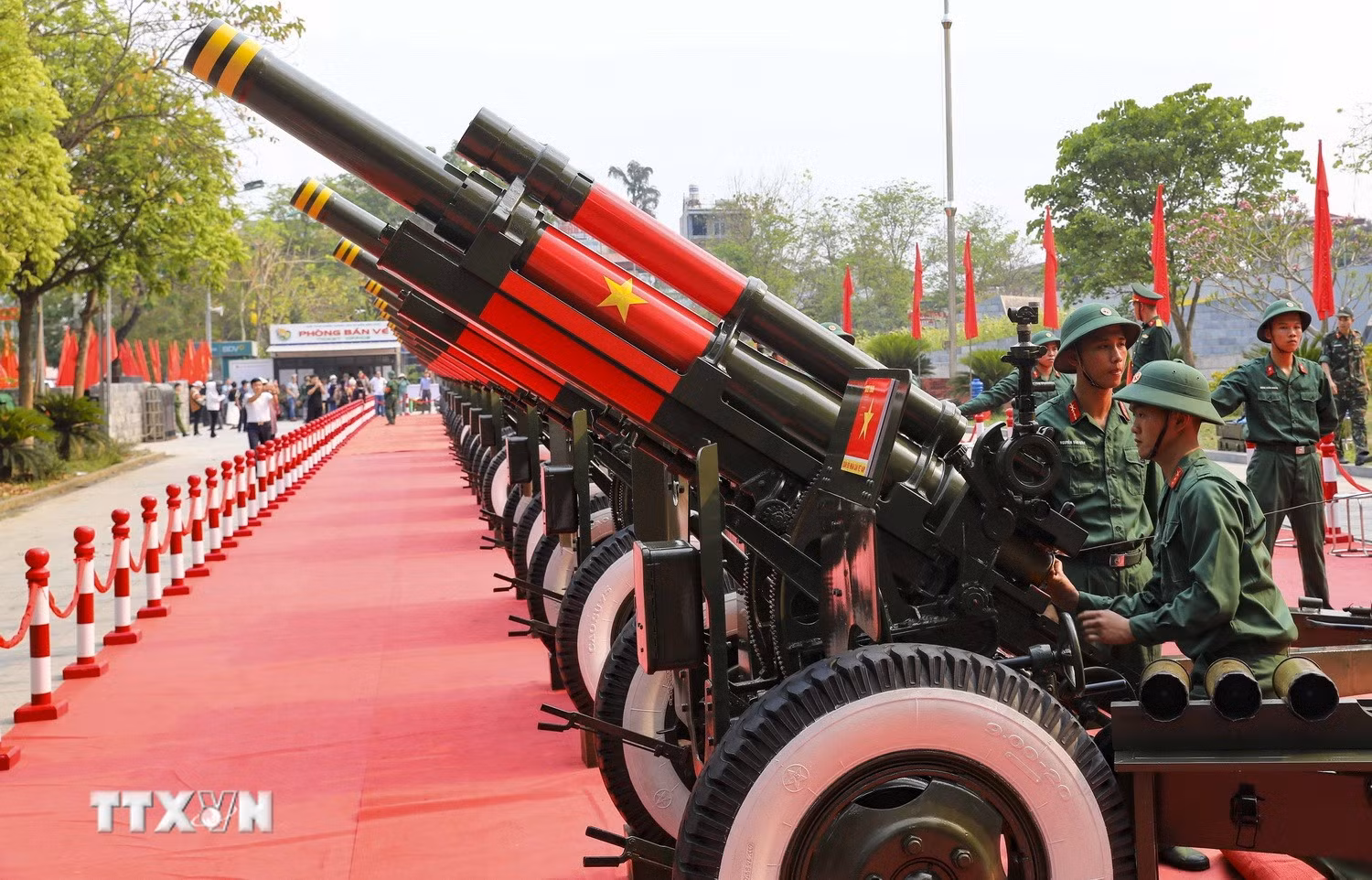 Cán bộ, chiến sĩ tập luyện bắn pháo chuẩn bị cho Lễ kỷ niệm 70 năm Chiến thắng Điện Biên Phủ.