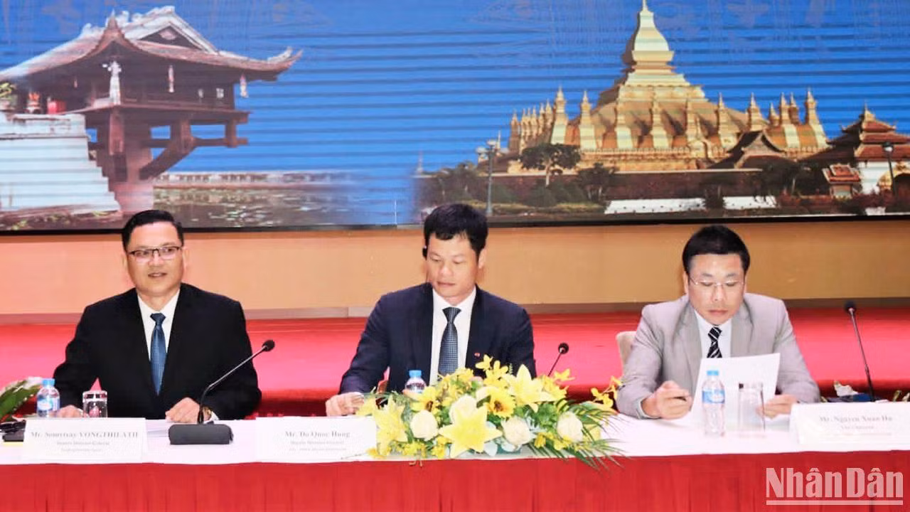Đại diện Bộ Công thương Việt Nam và Bộ Công thương Lào chủ trì diễn đàn. (Ảnh: HẢI TIẾN)