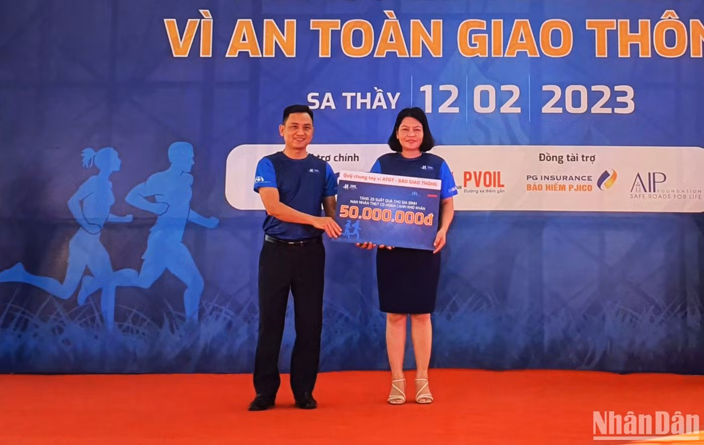 Quỹ Chung tay vì an toàn giao thông trao tượng trưng 50 triệu đồng cho lãnh đạo huyện Sa Thầy.