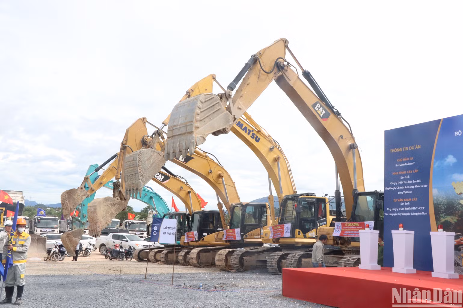 Các phương tiện, thiết bị máy móc chuẩn bị sẵn sàng thi công. (Ảnh: H.DUNG) Các phương tiện, thiết bị máy móc chuẩn bị sẵn sàng thi công. (Ảnh: H.DUNG)