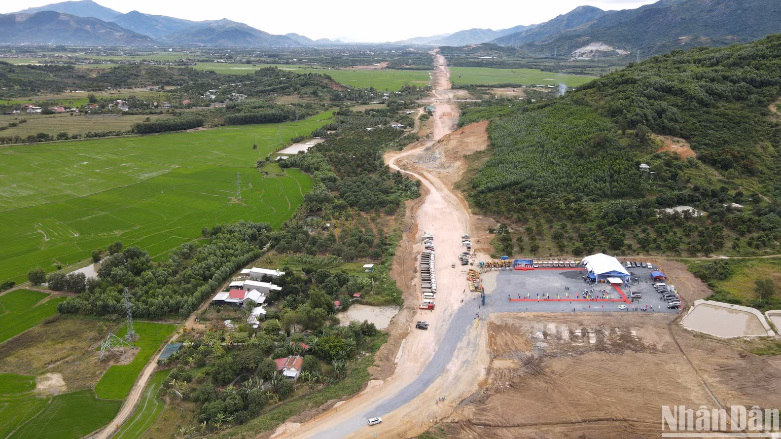 Vị trí khởi công Dự án thành phần đầu tư xây dựng cao tốc Bắc-Nam đoạn Vân Phong-Nha Trang. (Ảnh: H.DUNG) Vị trí khởi công Dự án thành phần đầu tư xây dựng cao tốc Bắc-Nam đoạn Vân Phong-Nha Trang. (Ảnh: H.DUNG)