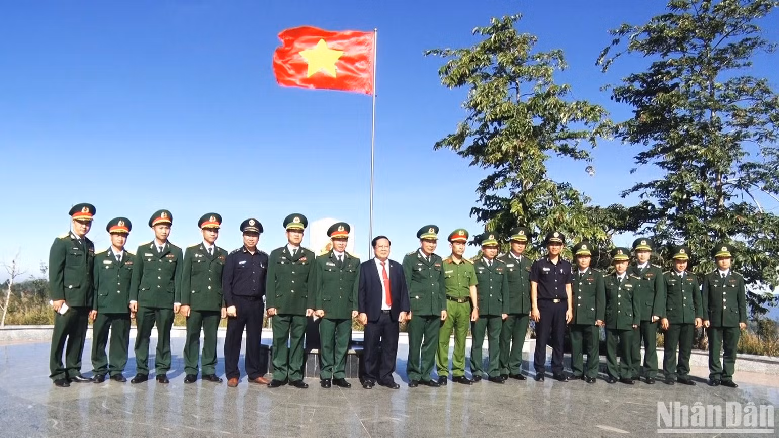 Chủ tịch Ủy ban nhân dân tỉnh Kon Tum Lê Ngọc Tuấn cùng các lực lượng vũ trang tại Lễ chào cờ chủ quyền đầu Xuân Quý Mão 2023.