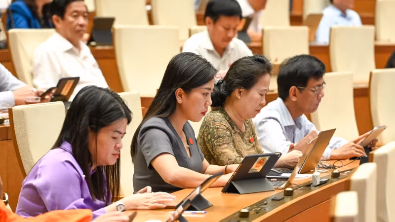 Các đại biểu Quốc hội làm việc tại hội trường. (Ảnh: BÙI GIANG)