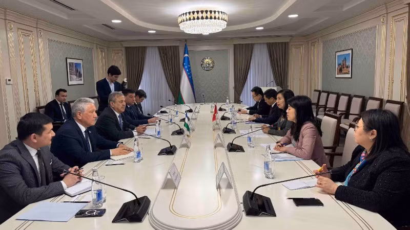 Thứ trưởng Ngoại giao Lê Thị Thu Hằng gặp Phó Chủ tịch thứ nhất Thượng viện Uzbekistan S. Safoev.