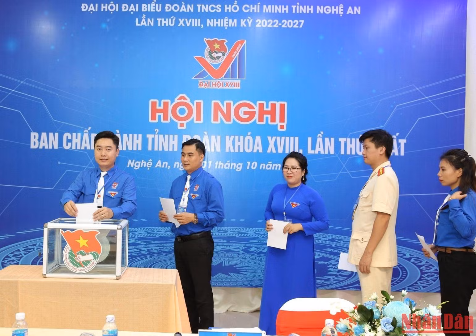 Bỏ phiếu bầu Bí thư Tỉnh đoàn Nghệ An. Bỏ phiếu bầu Bí thư Tỉnh đoàn Nghệ An.