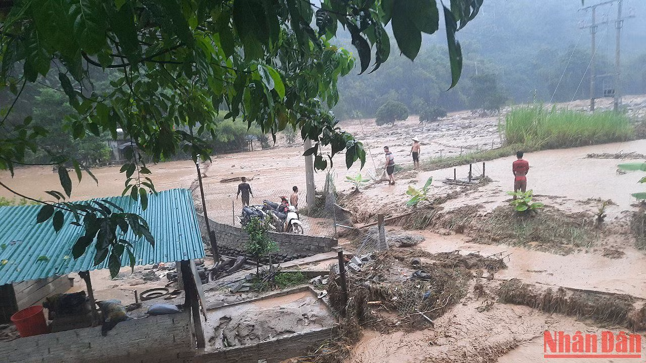 Bản Hòa Sơn, xã Tà Cạ bị lũ quét tràn qua. Bản Hòa Sơn, xã Tà Cạ bị lũ quét tràn qua.