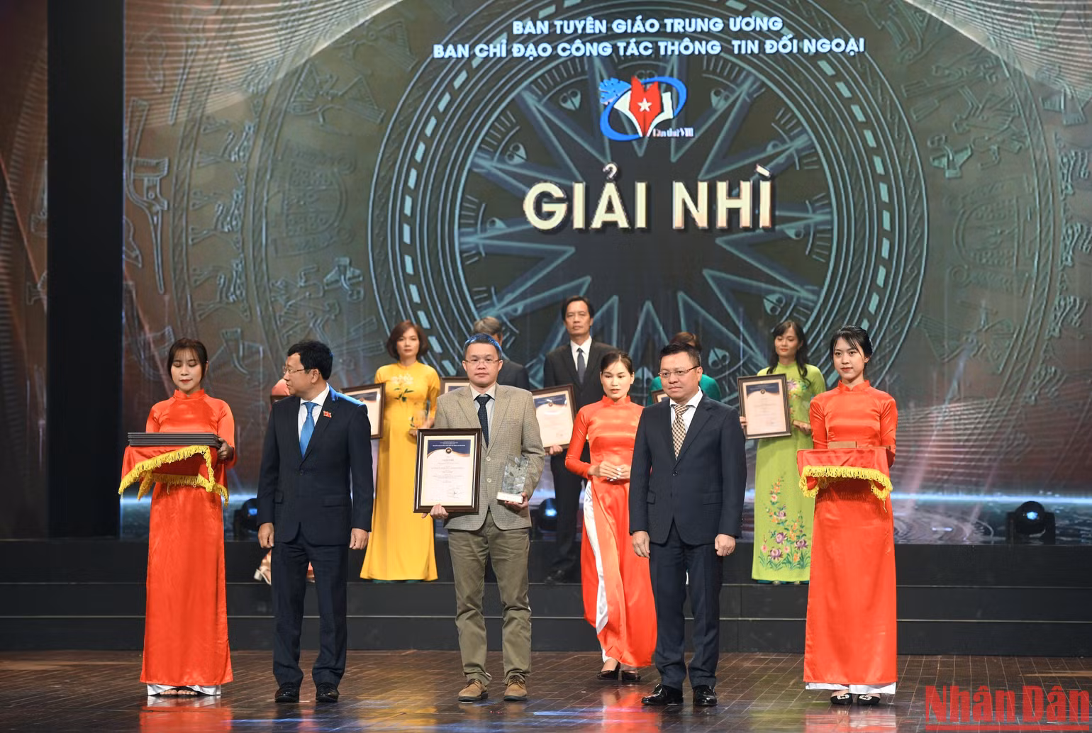 Tổng Biên tập Báo Nhân Dân, Chủ tịch Hội Nhà báo Việt Nam Lê Quốc Minh và Chủ nhiệm Ủy ban Đối ngoại của Quốc hội Vũ Hải Hà trao giải Nhì cho đại diện các nhóm tác giả đạt giải. (Ảnh: Thành Đạt)