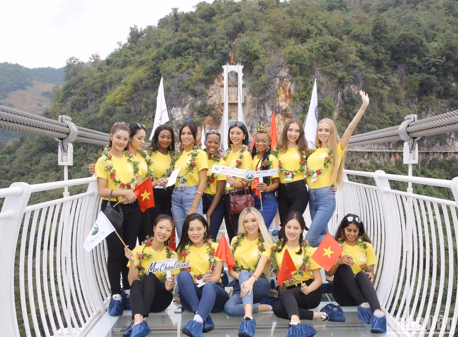 Các thí sinh tham gia trải nghiệm cây cầu kính dài nhất thế giới tại huyện Mộc Châu.
