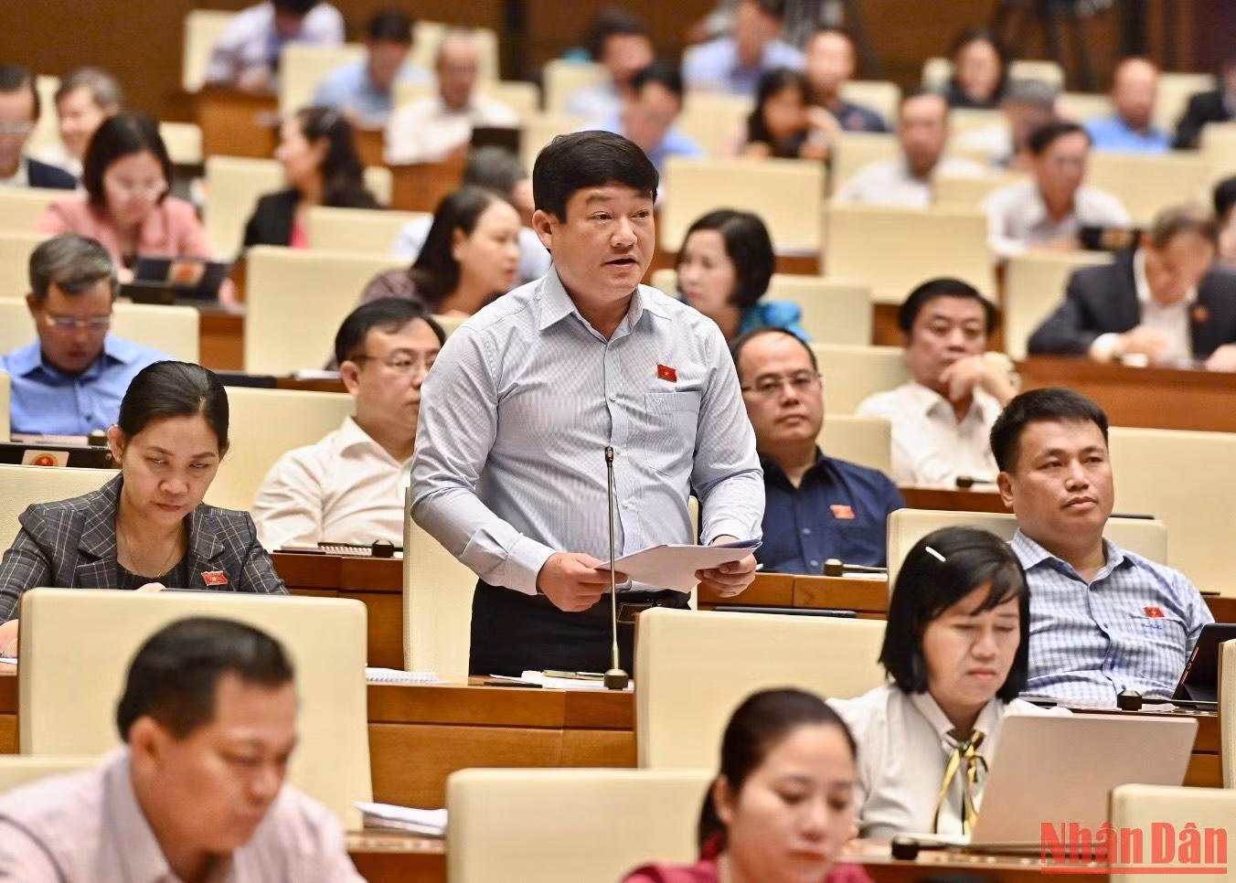 Đại biểu Lương Văn Hùng (Quảng Ngãi) phát biểu thảo luận tại hội trường. (Ảnh: ĐĂNG KHOA)