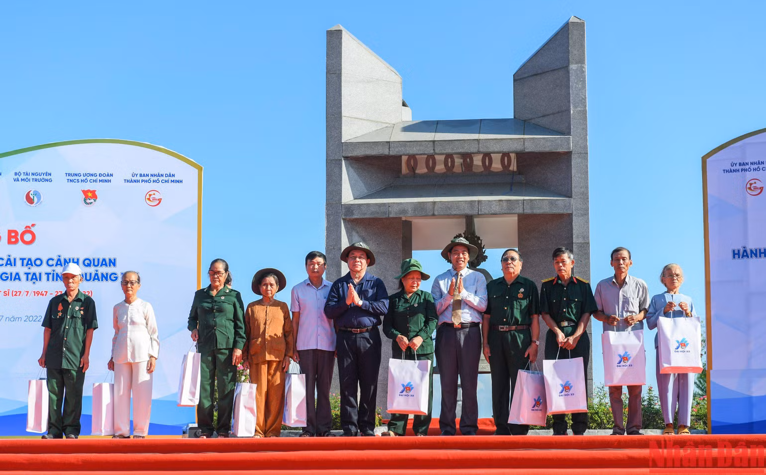 Bí thư Trung ương Đảng, Trưởng ban Tuyên giáo Trung ương Nguyễn Trọng Nghĩa cùng lãnh đạo tỉnh Quảng Trị tặng quà các đối tượng chính sách tại buổi lễ phát động.