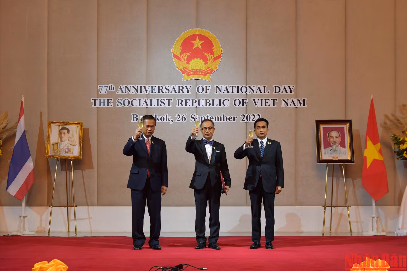 Đại sứ Phan Chí Thành cùng các quan khách nâng cốc chúc mừng Quốc khánh Việt Nam.