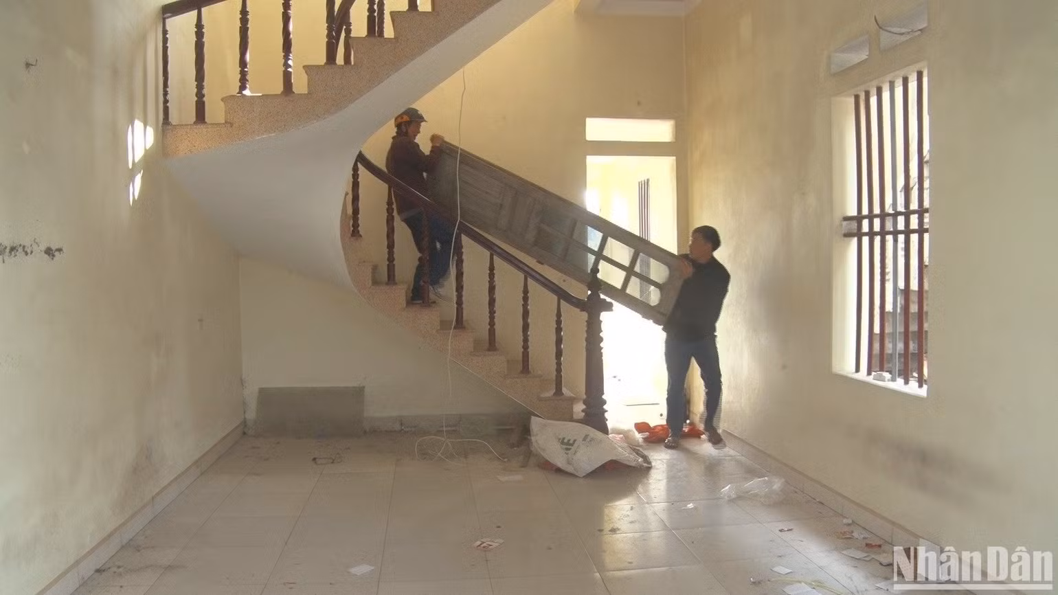 Các hộ dân tại thôn 3 Phù Vân đang tập trung di dời tài sản ra khỏi vùng sạt lở. Các hộ dân tại thôn 3 Phù Vân đang tập trung di dời tài sản ra khỏi vùng sạt lở.