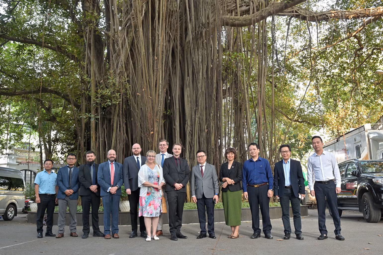 Các đại biểu chụp ảnh lưu niệm bên gốc đa tại trụ sở Báo Nhân Dân, số 71 Hàng Trống, Hoàn Kiếm, Hà Nội. (Ảnh: THẾ ĐẠI)
