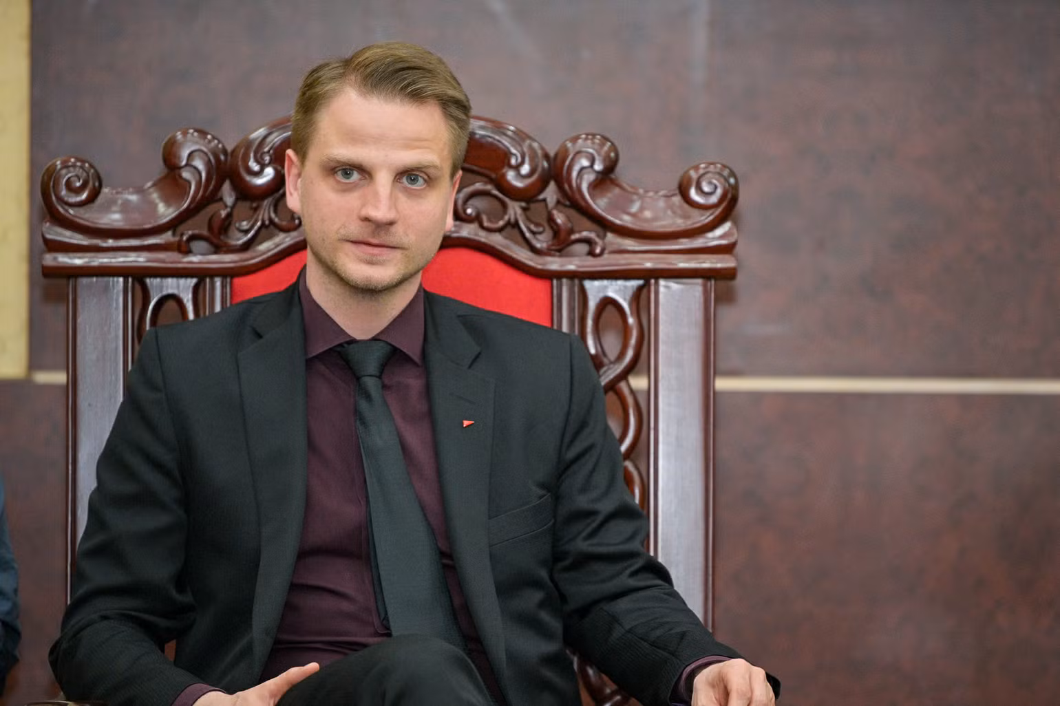 Phó Chủ tịch Đảng Cánh tả Đức Maximilian Schirmer phát biểu. (Ảnh: THẾ ĐẠI)