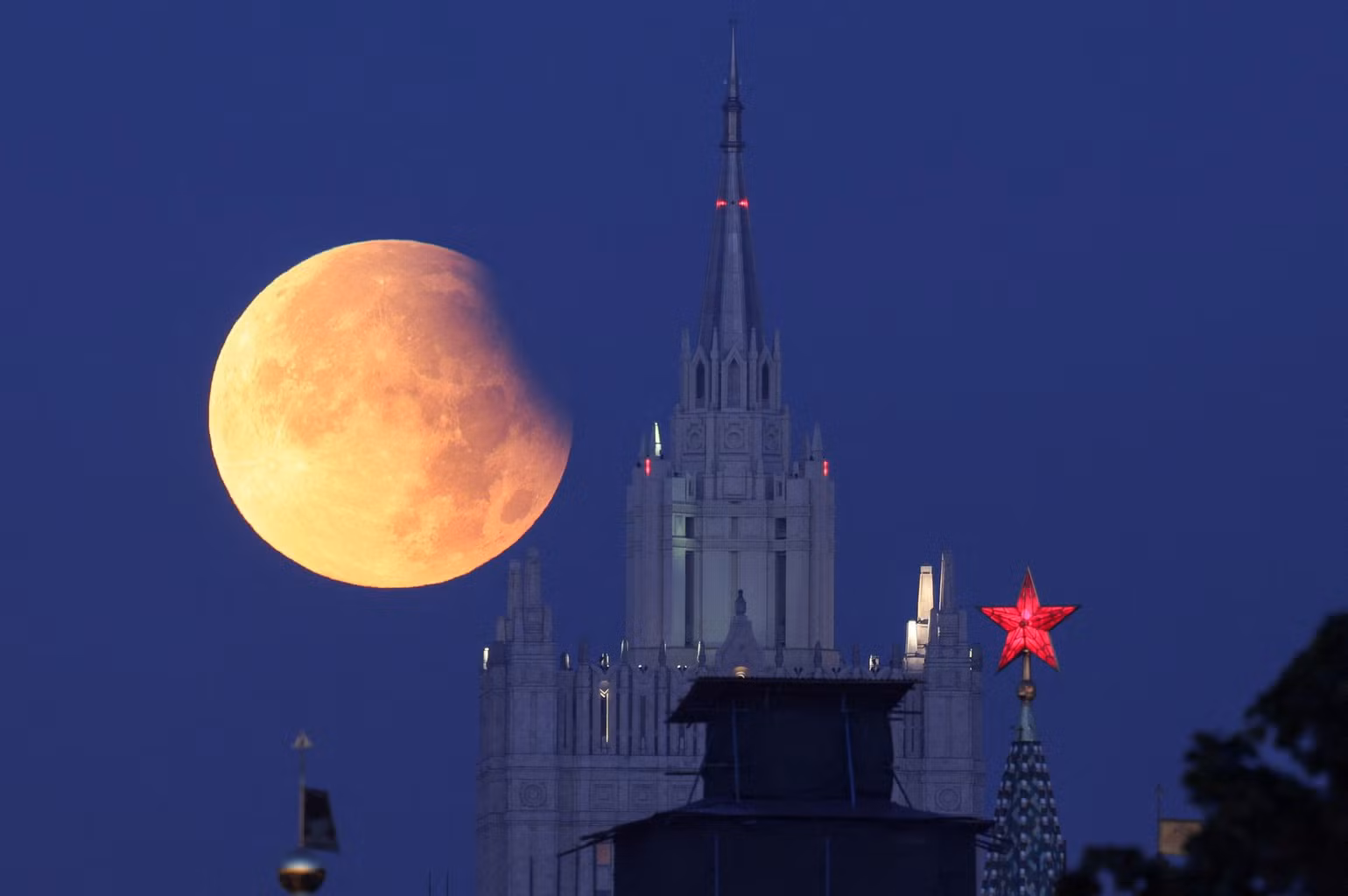 Nguyệt thực một phần được quan sát rõ trên đỉnh tháp Điện Kremlin và tòa nhà trụ sở Bộ Ngoại giao Nga, Moskva, Nga, ngày 18/9/2024. (Ảnh: Reuters)