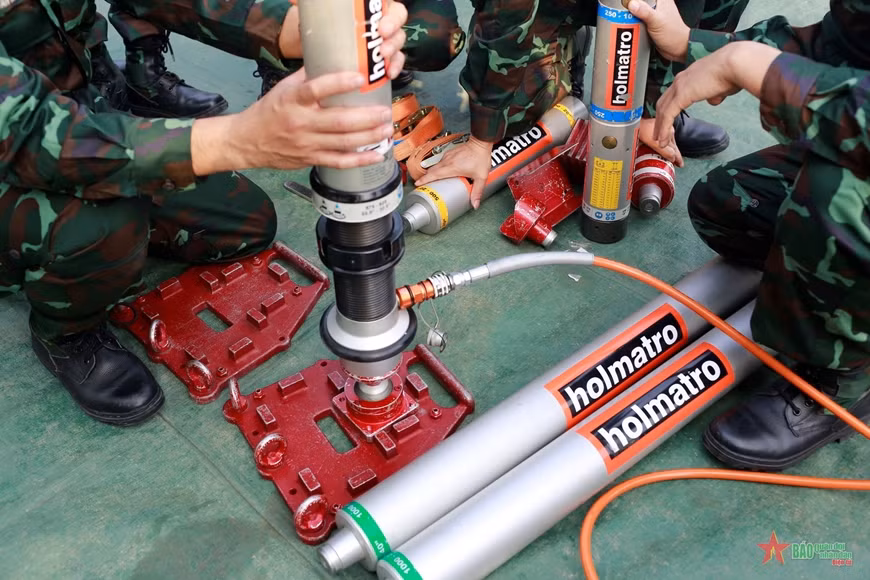 Các thiết bị cứu hộ của Đội cứu sập ASEAN, Tiểu đoàn 93, Binh chủng Công Binh đều là phương tiện đặc chủng đã chứng minh được hiệu quả tại các hoạt động diễn tập và hội thao trong và ngoài nước. Các thiết bị cứu hộ của Đội cứu sập ASEAN, Tiểu đoàn 93, Binh chủng Công Binh đều là phương tiện đặc chủng đã chứng minh được hiệu quả tại các hoạt động diễn tập và hội thao trong và ngoài nước.