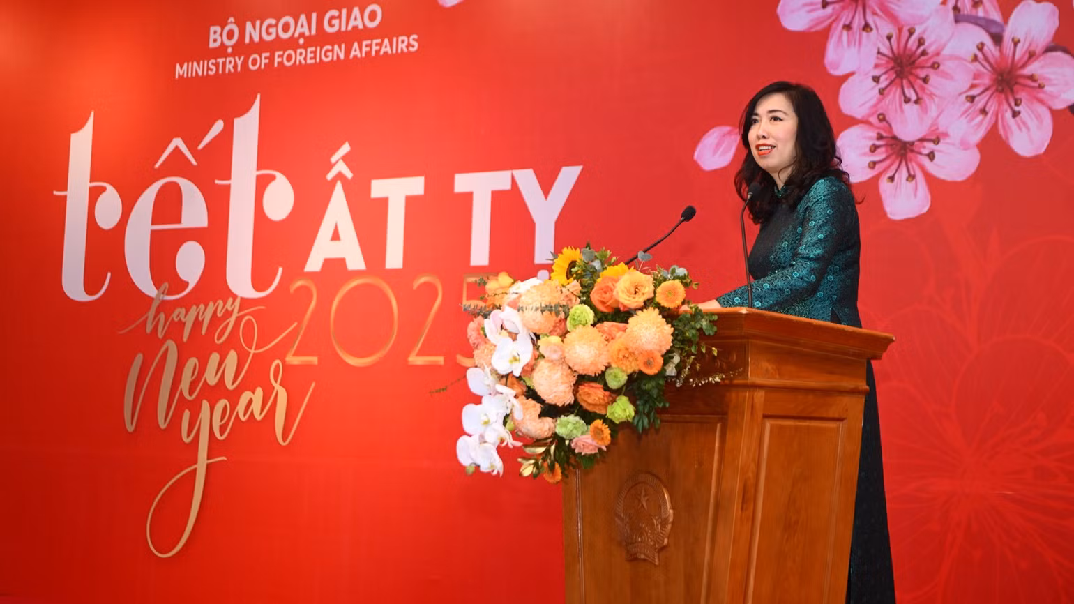 Thứ trưởng Ngoại giao Lê Thị Thu Hằng phát biểu. Thứ trưởng Ngoại giao Lê Thị Thu Hằng phát biểu.