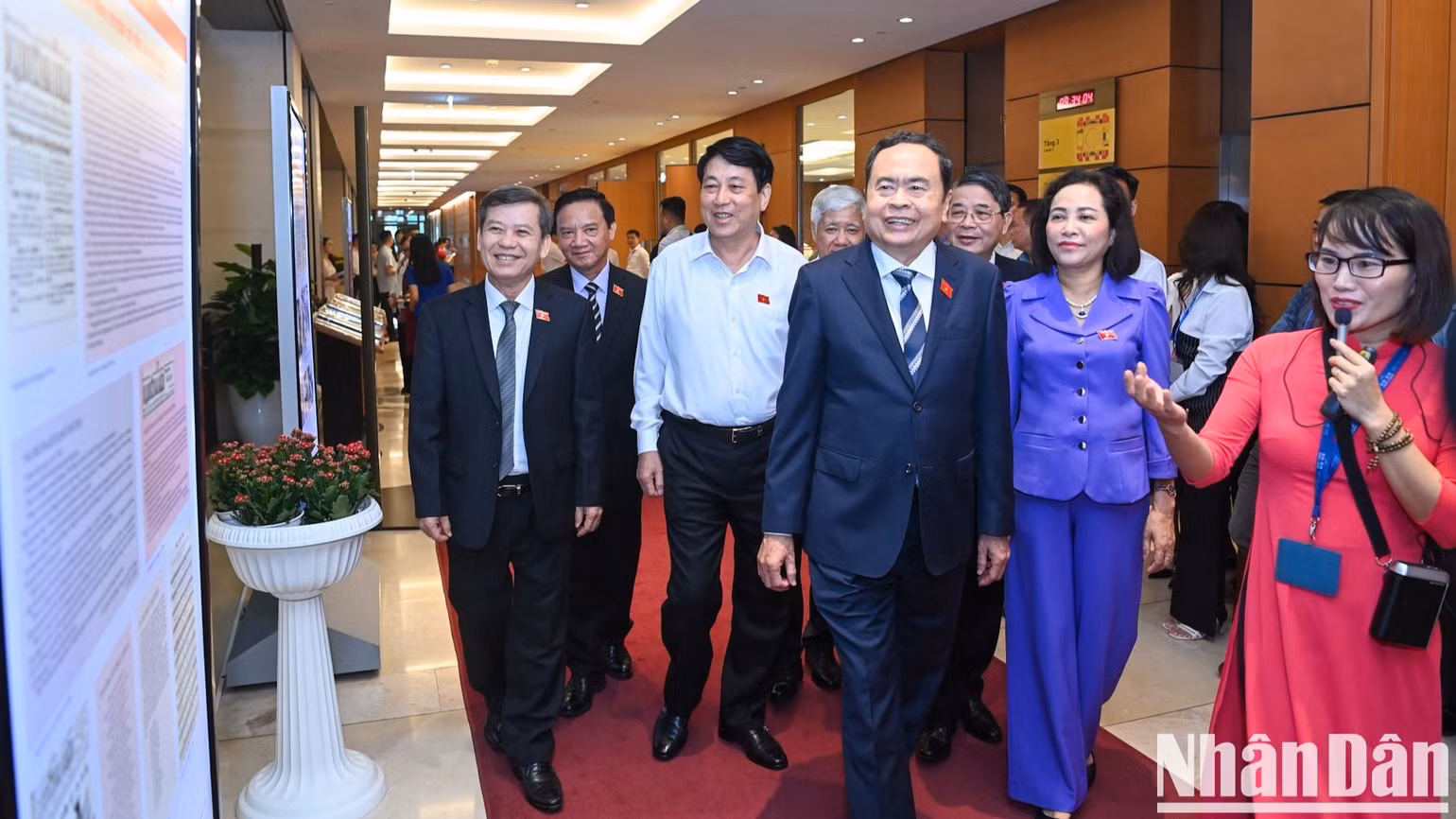 Chủ tịch nước Lương Cường, Chủ tịch Quốc hội Trần Thanh Mẫn cùng các đồng chí lãnh đạo Đảng, Nhà nước tham quan triển lãm. (Ảnh: DUY LINH) Chủ tịch nước Lương Cường, Chủ tịch Quốc hội Trần Thanh Mẫn cùng các đồng chí lãnh đạo Đảng, Nhà nước tham quan triển lãm. (Ảnh: DUY LINH)