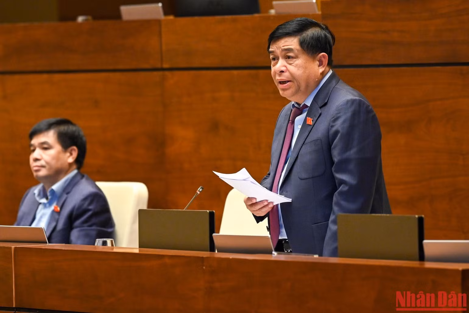 Bộ trưởng Kế hoạch và Đầu tư Nguyễn Chí Dũng giải trình, làm rõ một số vấn đề đại biểu Quốc hội quan tâm. (Ảnh: DUY LINH)