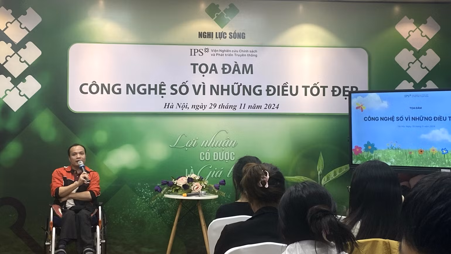 Đại diện người khuyết tật chia sẻ về ứng dụng công nghệ số cho các nhóm dễ bị tổn thương tại Tọa đàm “Công nghệ số vì những điều tốt đẹp”, Hà Nội, ngày 29/11/2024.