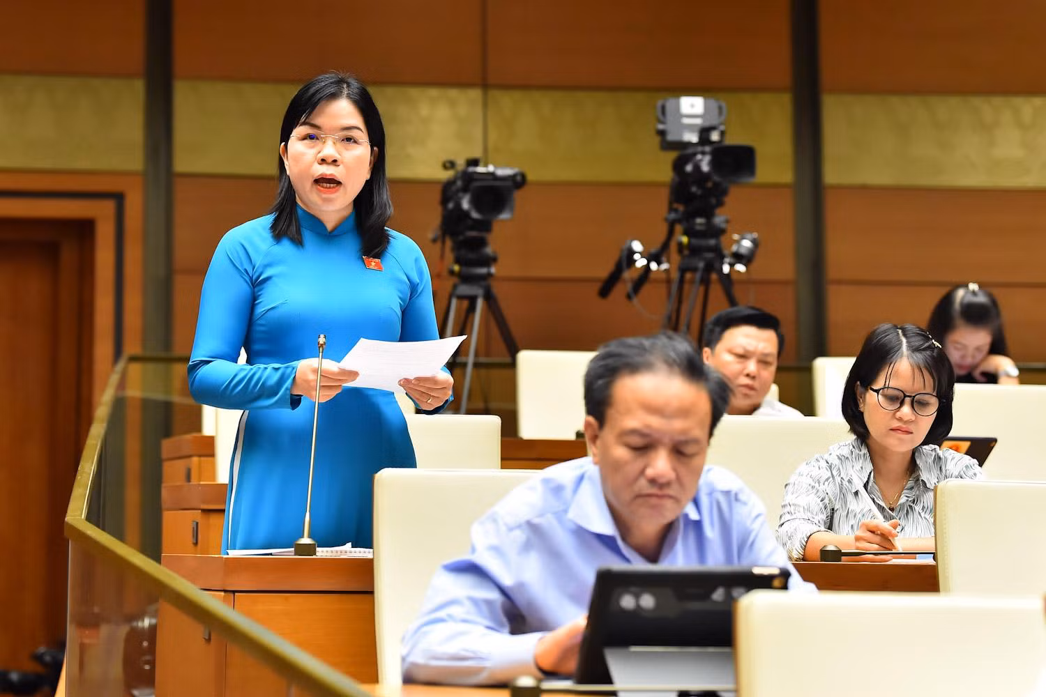 Đại biểu Nguyễn Thị Ngọc Xuân - Đoàn đại biểu Quốc hội tỉnh Bình Dương phát biểu. (Ảnh: THỦY NGUYÊN)
