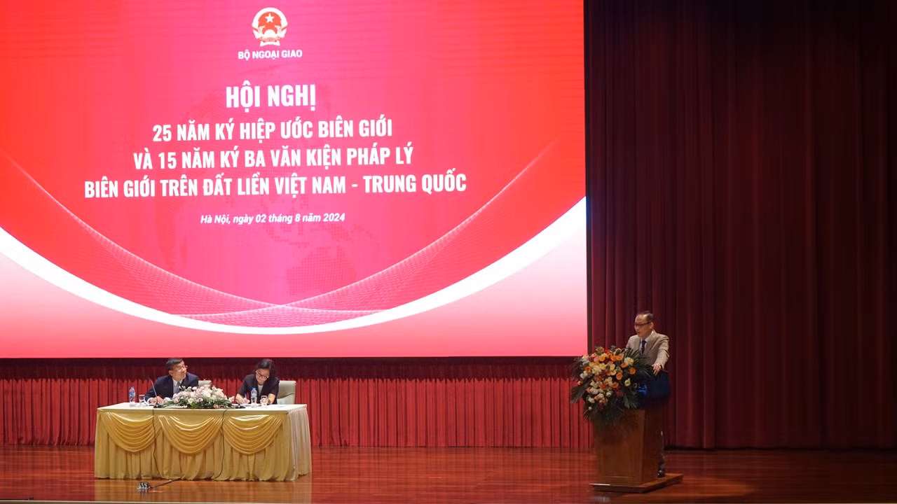 Trưởng ban Đối ngoại Trung ương Lê Hoài Trung phát biểu tại hội nghị. (Ảnh: TRUNG HƯNG)