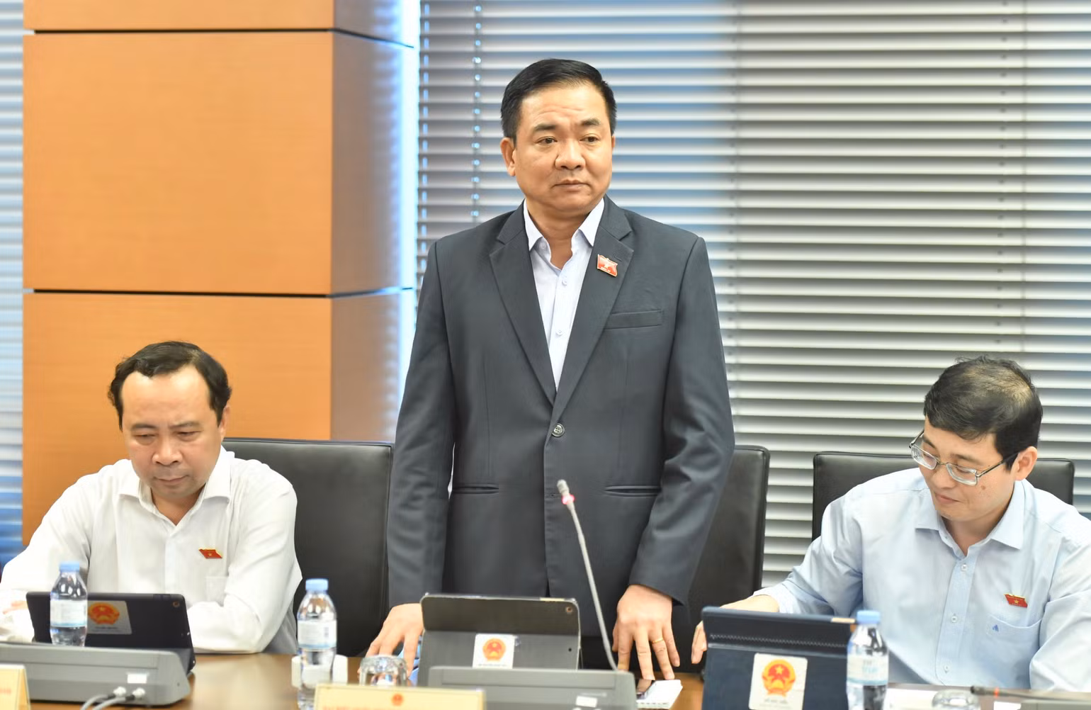 Đại biểu Nguyễn Minh Đức (Thành phố Hồ Chí Minh) phát biểu ý kiến thảo luận tại Tổ 2. (Ảnh: ĐĂNG KHOA)