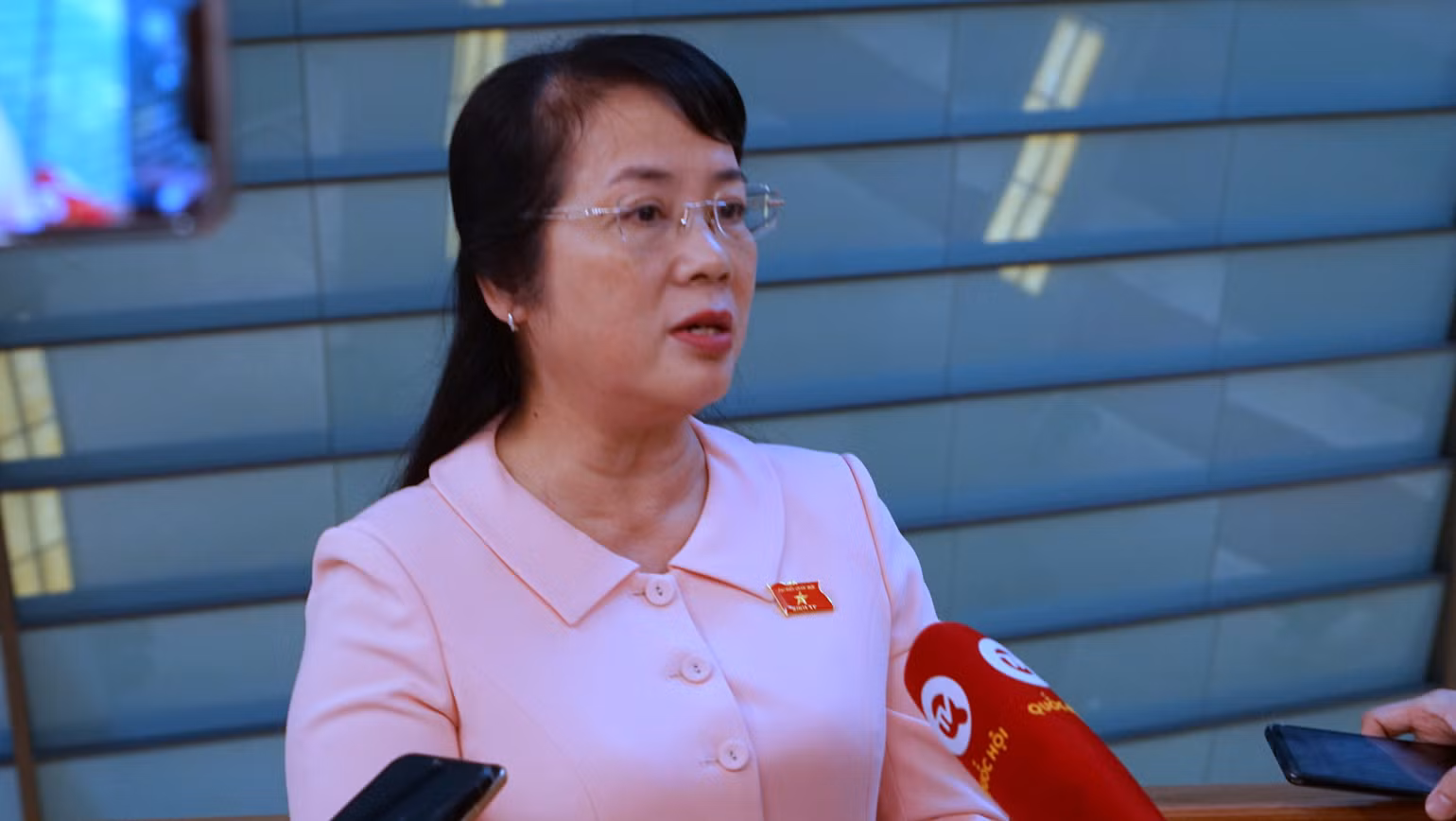 Đại biểu Trần Kim Yến (Thành phố Hồ Chí Minh) trao đổi với phóng viên bên hành lang Quốc hội. (Ảnh: TRUNG HƯNG) Đại biểu Trần Kim Yến (Thành phố Hồ Chí Minh) trao đổi với phóng viên bên hành lang Quốc hội. (Ảnh: TRUNG HƯNG)