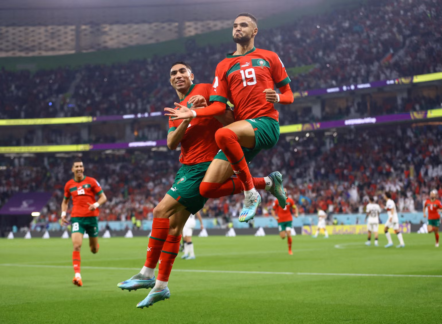 Achraf Hakimi (trái) ăn mừng bàn thắng duy nhất do công của cầu thủ Youssef En-Nesyri (phải) ghi bàn vào lưới Bồ Đào Nha, giúp Maroc đoạt vé vào bán kết World Cup 2022. (Ảnh: Reuters)