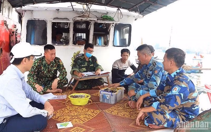 Đoàn kiểm tra liên ngành tuyên truyền cho ngư dân Nghệ An về đánh bắt hải sản đúng quy định. (Ảnh: Báo Nhân Dân) Đoàn kiểm tra liên ngành tuyên truyền cho ngư dân Nghệ An về đánh bắt hải sản đúng quy định. (Ảnh: Báo Nhân Dân)