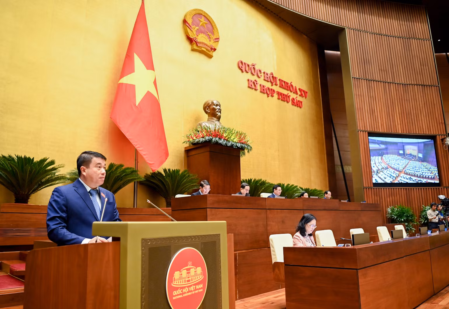 Chủ tịch Hội đồng Dân tộc của Quốc hội Y Thanh Hà Niê Kđăm trình bày báo cáo. (Ảnh: DUY LINH)