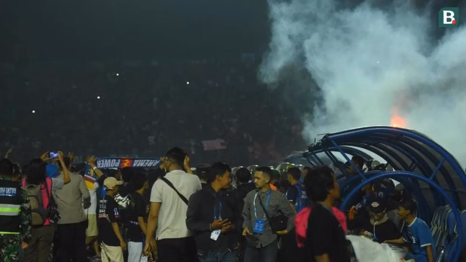 Có thể thấy rõ bầu không khí căng thẳng tại sân vận động Kanjuruhan sau trận đấu giữa Arema và Persebaya. (Ảnh: Bola.com)