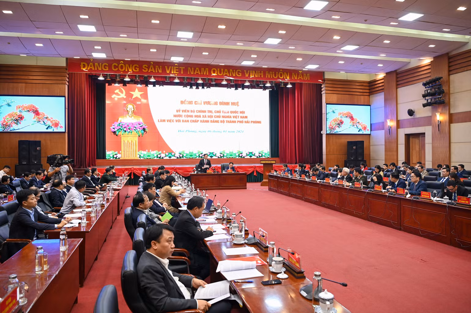 Quang cảnh buổi làm việc. (Ảnh: DUY LINH)
