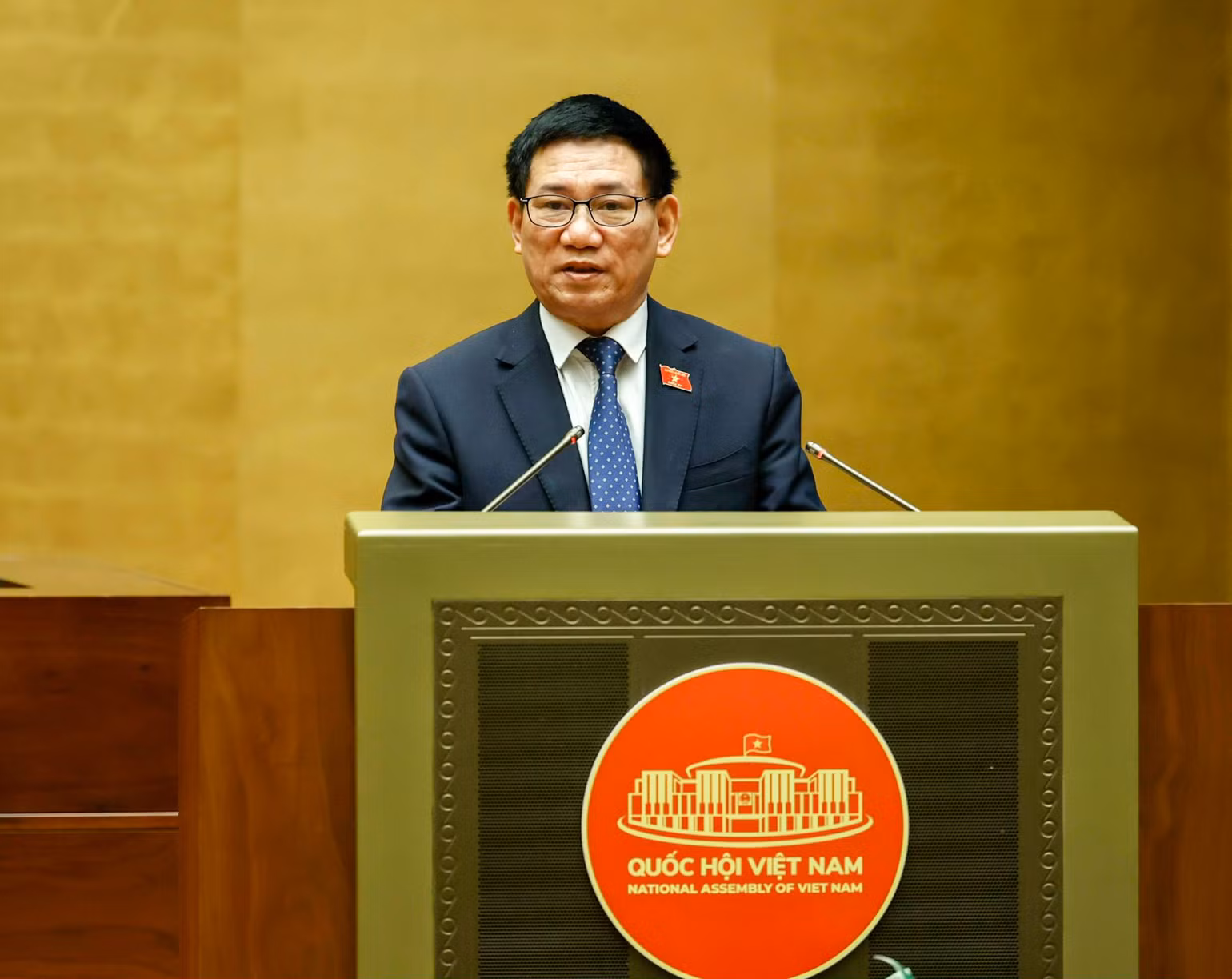 Bộ trưởng Tài chính Hồ Đức Phớc trình bày Tờ trình về dự thảo Nghị quyết về một số cơ chế, chính sách đặc thù thực hiện các chương trình mục tiêu quốc gia. (Ảnh: DUY LINH) Bộ trưởng Tài chính Hồ Đức Phớc trình bày Tờ trình về dự thảo Nghị quyết về một số cơ chế, chính sách đặc thù thực hiện các chương trình mục tiêu quốc gia. (Ảnh: DUY LINH)