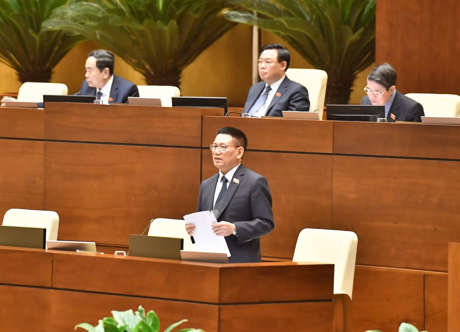 Bộ trưởng Tài chính Hồ Đức Phớc giải trình, làm rõ một số vấn đề đại biểu Quốc hội nêu. (Ảnh: ĐĂNG KHOA) Bộ trưởng Tài chính Hồ Đức Phớc giải trình, làm rõ một số vấn đề đại biểu Quốc hội nêu. (Ảnh: ĐĂNG KHOA)