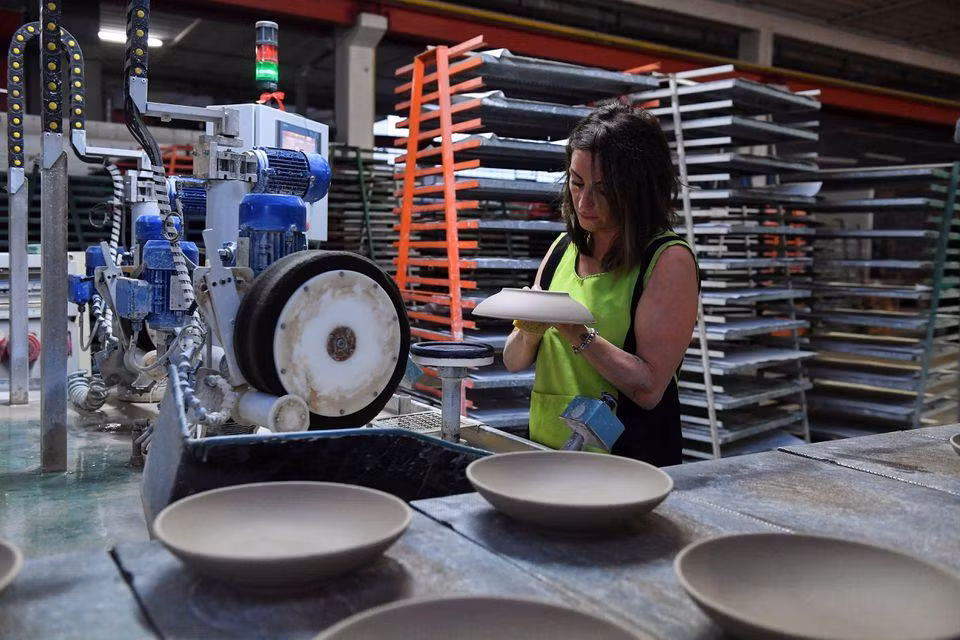 Công nhân làm việc tại nhà máy gốm sứ Ceramiche Noi, Citta di Castello, Italia. (Ảnh: Reuters)