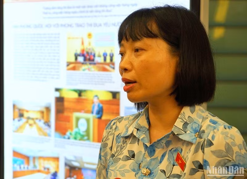Đại biểu Nguyễn Thị Việt Nga (Hải Dương) trao đổi với phóng viên bên hành lang Quốc hội. (Ảnh: TRUNG HƯNG)