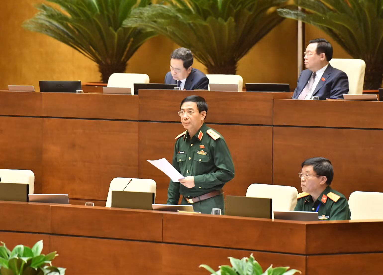 Bộ trưởng Quốc phòng Phan Văn Giang phát biểu giải trình, làm rõ một số vấn đề đại biểu Quốc hội nêu. (Ảnh: ĐĂNG KHOA)