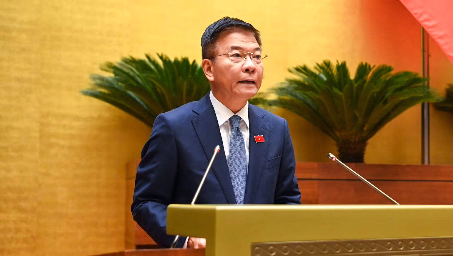 Bộ trưởng Tư pháp Lê Thành Long, thừa ủy quyền của Thủ tướng Chính phủ trình bày Báo cáo về công tác thi hành án năm 2023. (Ảnh: DUY LINH)