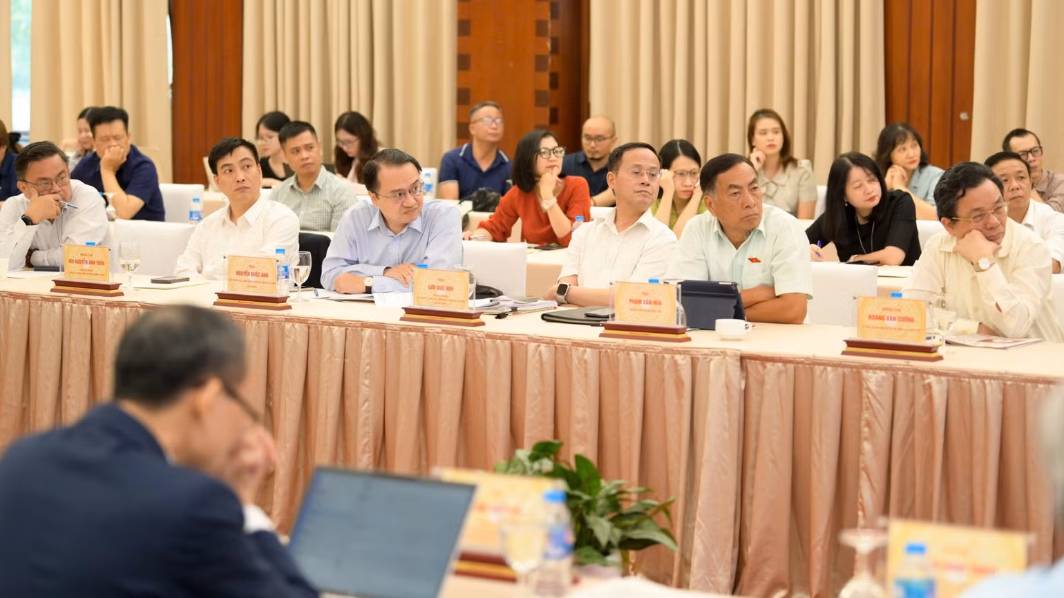 Các đại biểu dự hội thảo. Các đại biểu dự hội thảo.