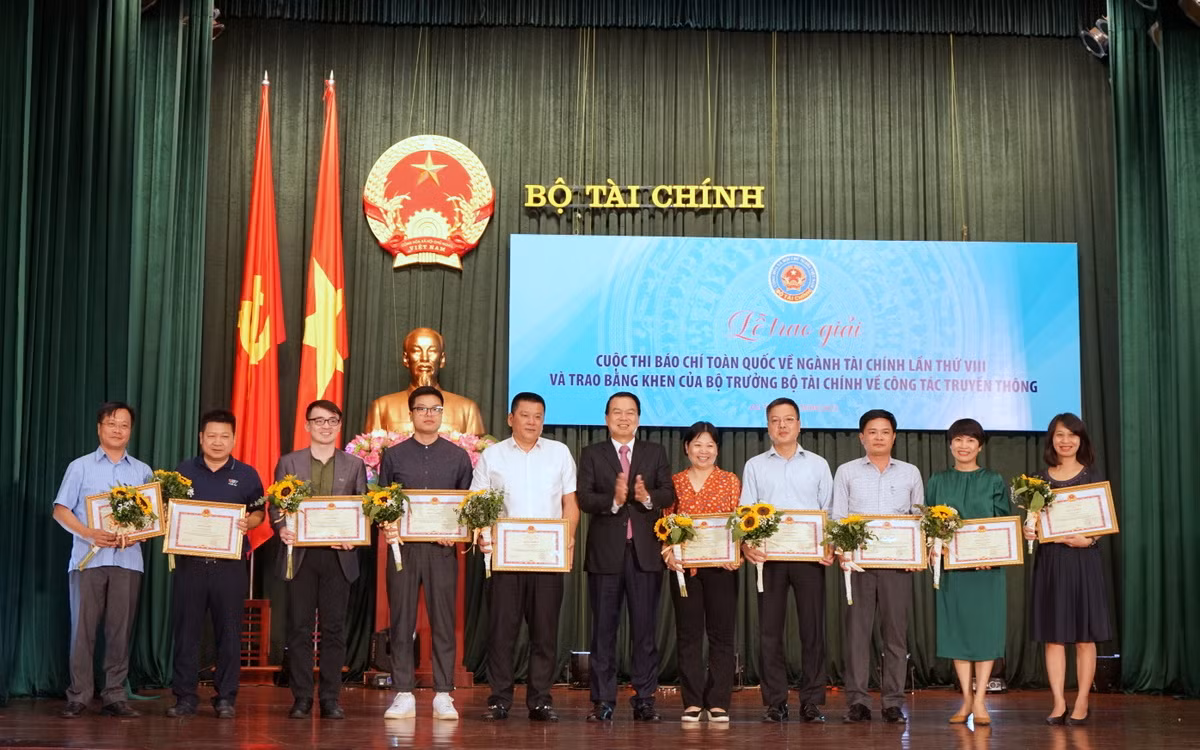 Trao tặng Bằng khen của Bộ trưởng Tài chính cho các cá nhân có nhiều đóng góp trong công tác thông tin-tuyên truyền về lĩnh vực quản lý nhà nước của Bộ Tài chính trong năm 2023. (Ảnh: TRUNG HƯNG) Trao tặng Bằng khen của Bộ trưởng Tài chính cho các cá nhân có nhiều đóng góp trong công tác thông tin-tuyên truyền về lĩnh vực quản lý nhà nước của Bộ Tài chính trong năm 2023. (Ảnh: TRUNG HƯNG)
